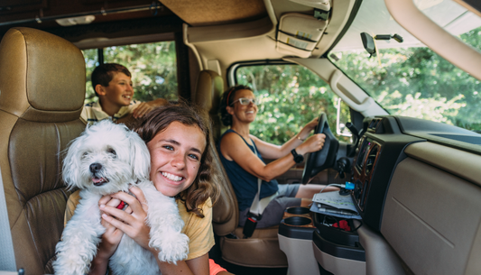 ¿Qué accesorios indispensables debes llevar en tu carro para viajar seguro y cómodo?