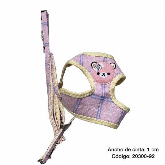 Arnés rosa de cuadros con osito y correa 20300-92 — fondo blanco