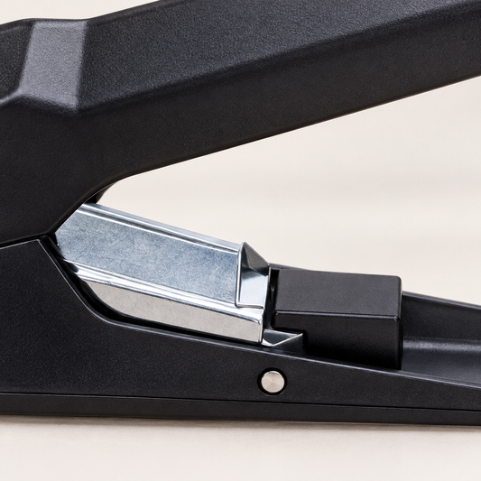 Engrapadora negra de mango largo — 23263-15 — detalle