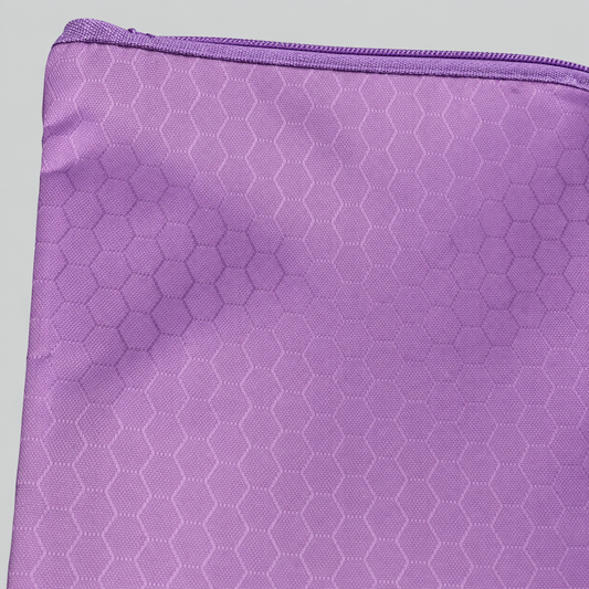 Carpeta con cierre y textura hexagonal — 36938-15 — detalle