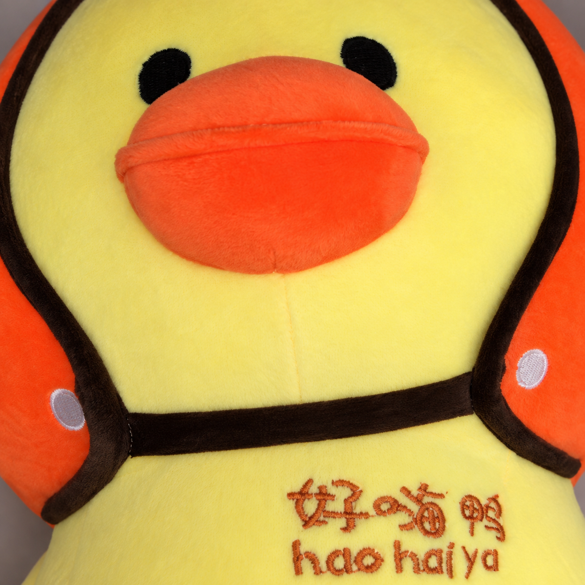 Peluche de pato con casco naranja 19430-7 — detalle del producto