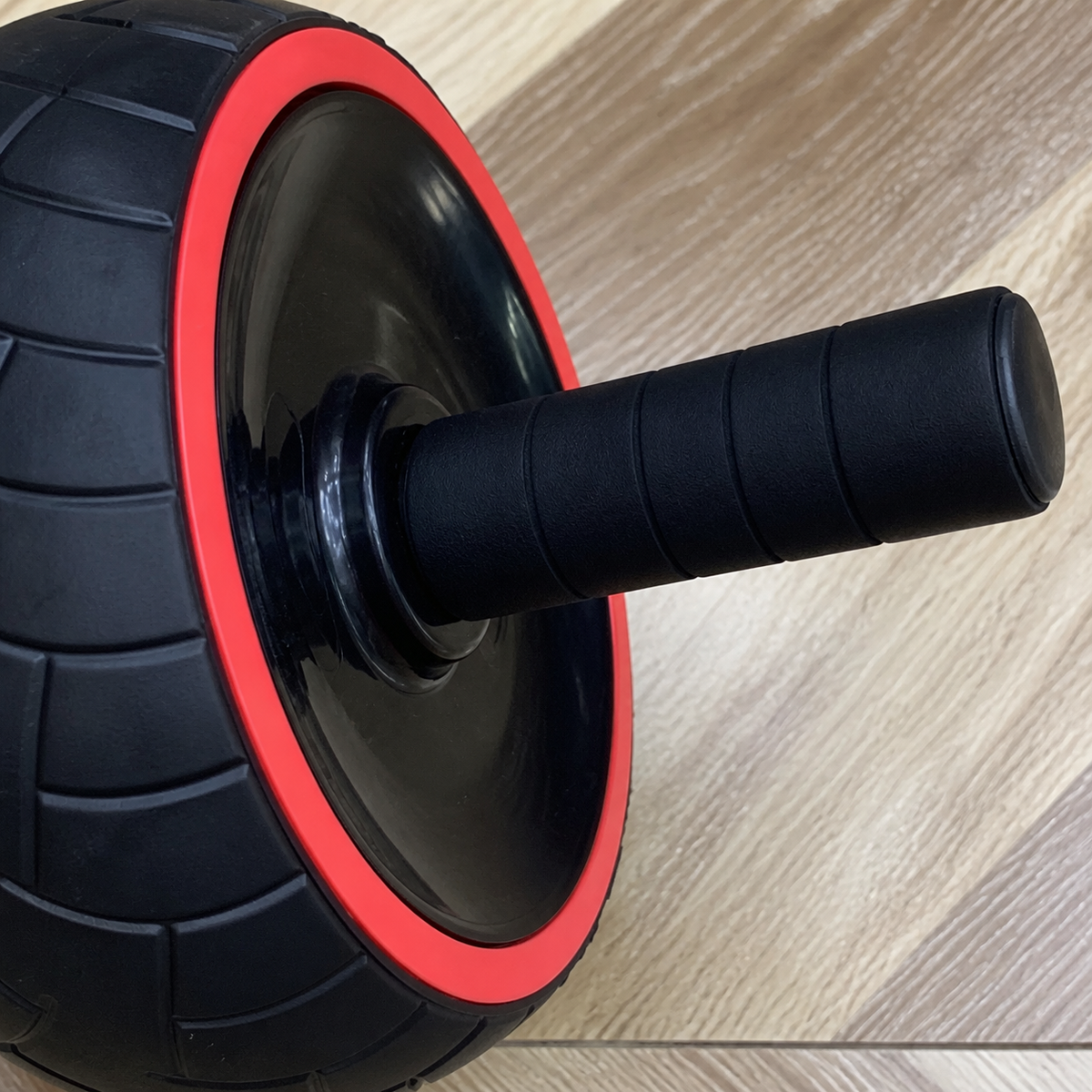 Rueda abdominal negra con aro rojo 20038-14 — detalle del producto