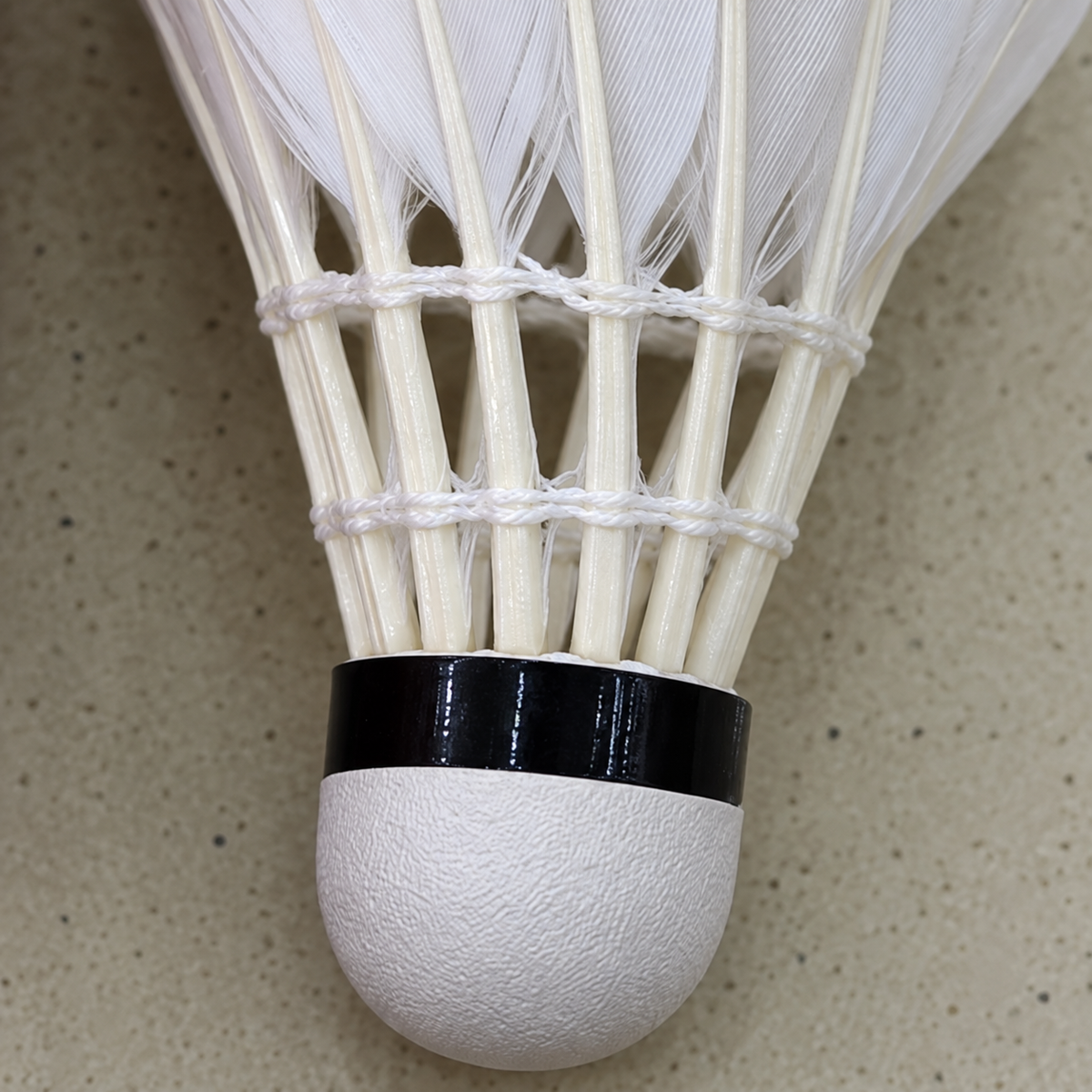 Tubo de 12 volantes de bádminton 23156-3 — detalle del producto