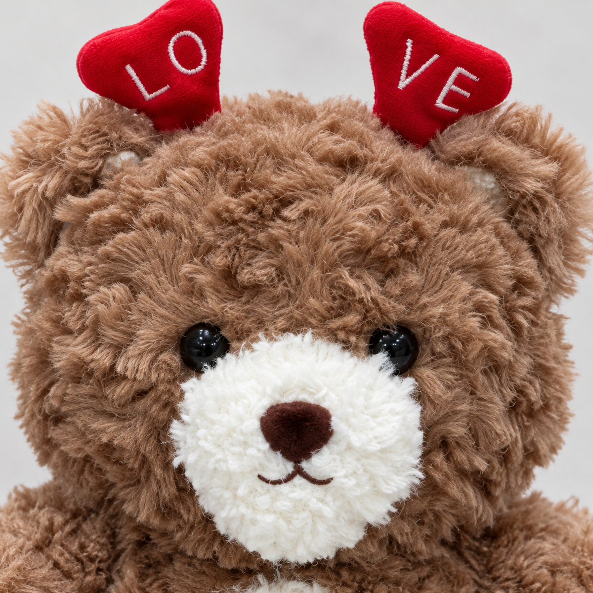 Osito de peluche LOVE con corazones 25160-7 — detalle del producto