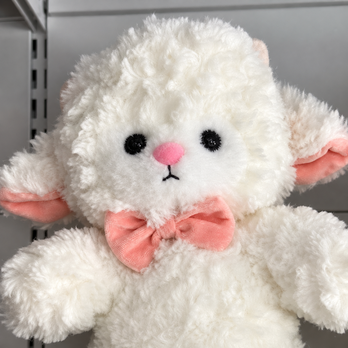 Peluche de ovejita con lazo rosa 25160-9 — detalle del producto