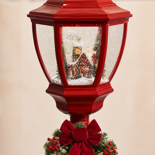 Detalle de Farola navideña roja con efecto nieve y corona — 8808-8